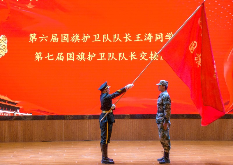 202012041607051728521416.jpg 学校党委武装部国旗护卫队2019-2020学年表彰大会暨第七届新队员入队宣誓仪式圆满落幕
